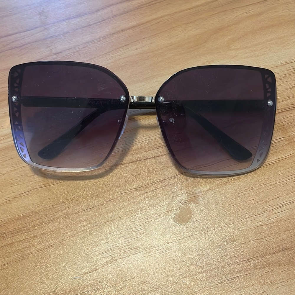 Sun glasses. Purple.